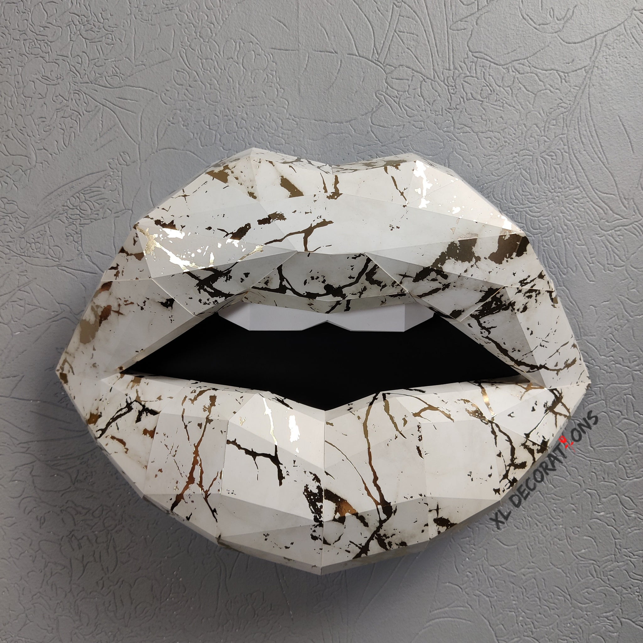 White Marble/Gold Lips 37cm Wall Decoration